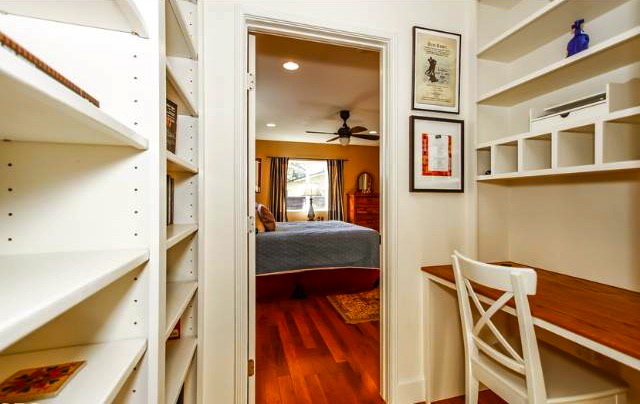 Built-in office nook. Courtesy of Jennifer Gainey – John Aaroe Group
